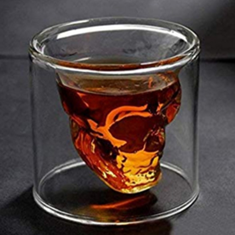 Totenkopf Schnapsglas gefüllt